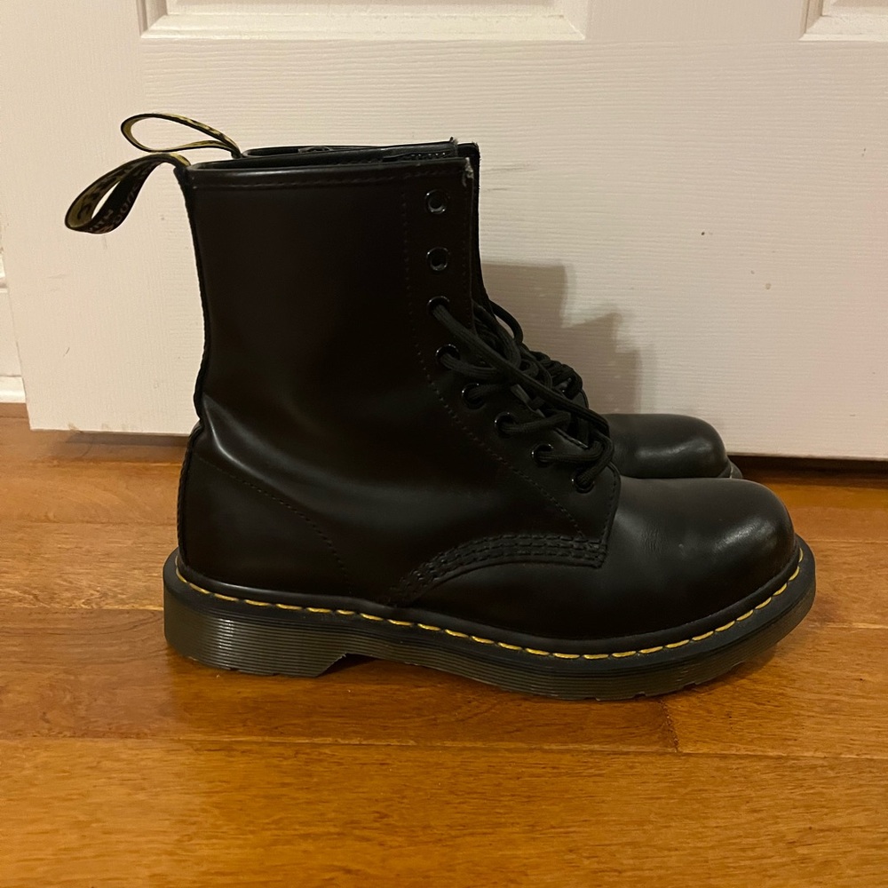 Dr. Martens Women’s Black Leather Lace Up size 8 | Like New